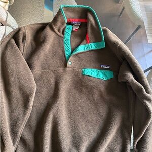 Patagonia brown fleece pullover with teal and red trim